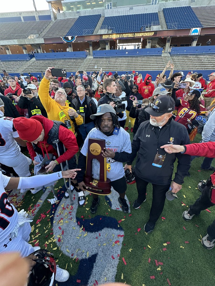 lamontgordon16's tweet photo. Natty champs 💍 https://t.co/x8LfMbHXZf