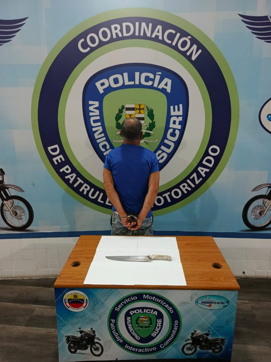 rcamachovzla's tweet photo. #Caracas #Miranda Funcionarios de PoliSucre detuvieron a un sujeto luego que, presuntamente, amenazara de muerte a su pareja con un cuchillo al cuello en petare.

El detenido fue identificado como Juan Carlos Guía Bustamante, de 47 años de edad.

Fuentes policiales indicaron, que la noche del 20 de diciembre, la mujer de 25 años de edad, puso fin a la relación con el sujeto. 

La noche del 24 de diciembre, el hombre fue hasta la casa ubicada en el sector el encantado en el barrio san Blas, a entregar unos regalos a los niños y se encontraba bajo los efectos del alcohol. En ese momento se genera una discusión entre ambos, pero no pasa a mayores. La mujer se fue a dormir junto a sus hijos y la madrugada del 25 de diciembre es sorprendida con un cuchillo al cuello por Guía quien la amenazo de muerte an ella y a sus hijos.

En la mañana la mujer se trasladó hasta la sede de PoliSucre a denunciar al hombre.

Guía al momento de ser detenido indicó que sí la amenazó, pero que su intención nunca fue lastimarla, sino que se sentía dolido por la ruptura y que él había hecho todo por hacerla feliz.

Actualmente el sujeto se encuentra detenido mientras el caso queda en manos del Ministerio Público quienes se encargarán de las investigaciones.