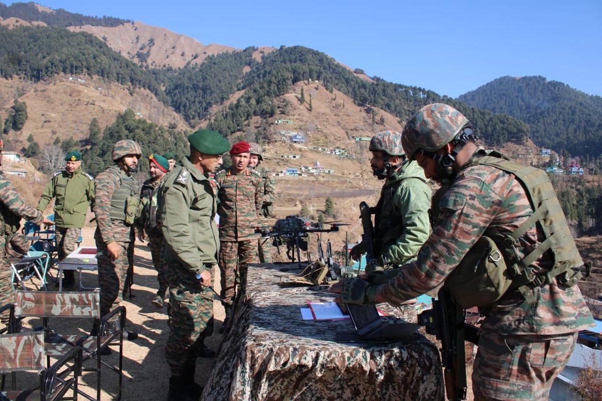 NorthernComd_IA's tweet photo. #LtGenMVSuchindraKumar, #ArmyCdrNC accompanied by #GOC #WhiteKnightCorps and #GOC CIF(D) visited #Dharmund and #Basantgarh to review prevailing security situation.
The #ArmyCdr was briefed on operational preparedness & ongoing operations.
The #ArmyCdr commended the troops for their unwavering commitment and exhorted all ranks to maintain exemplary professionalism in conduct of operations.
#NationFirst
#DhruvaCommand
@Whiteknight_IA
@adgpi
@prodefencejammu
