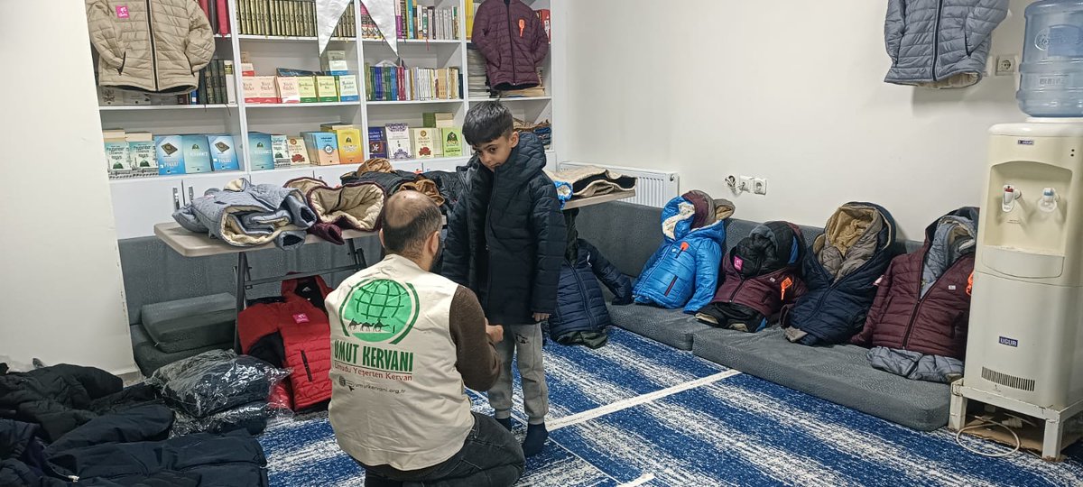 umutkervanivkf's tweet photo. Umut Kervanı olarak Kahramanmaraş'ta ihtiyaç sahibi kardeşlerimize yönelik kışlık bot ve mont yardımında bulunduk. https://t.co/IseHvgoNye