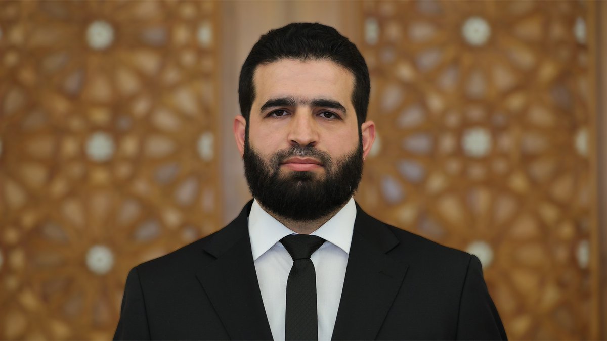 CdricLabrousse's tweet photo. Anas Khattab est inscrit (je n'ai pas vérifié s'il avait été retiré au moment où je poste) comme terroriste par les Etats-Unis. Ils ont notamment tenté de l'éliminer en 2014, dans la région de Deir Ezzor, ancien bastion du Jabhat al-Nusra.

Les autorités occidentales auront donc à traiter avec un vétéran du jihad pour les questions de sécurité et le délicat sujet des jihadistes étrangers. Si l'homme s'est montré coopératif avec les services occidentaux depuis 2020, aidant probablement les Etats-Unis à frapper Hurras ad-Din, il reste un tenant de ligne dure...

Affaire à suivre... 7/