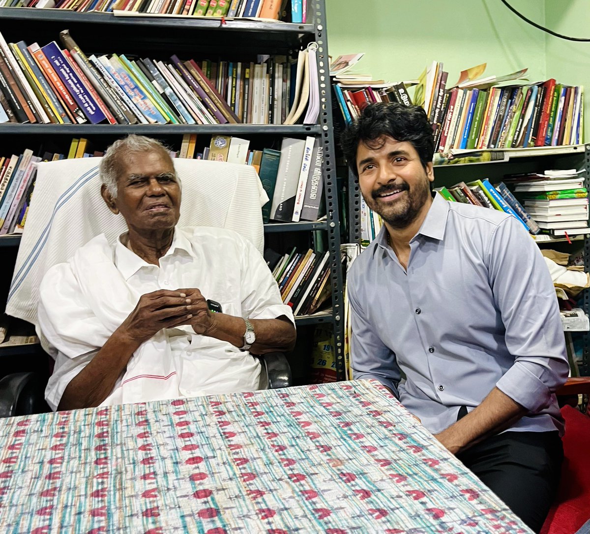 Siva_Kartikeyan's tweet photo. இன்று நூறாவது பிறந்தநாள் கொண்டாடும் விடுதலைப்போராட்ட வீரர், ஈடுஇணையற்ற மக்கள் தலைவர் பெருமதிப்பிற்குரிய திரு.நல்லகண்ணு ஐயா அவர்களை நேரில் சந்தித்து எனது அன்பையும்  வணக்கங்களையும் தெரிவித்ததில் பெரும் மகிழ்ச்சி 🙏❤️ https://t.co/XgMt1xZBDP