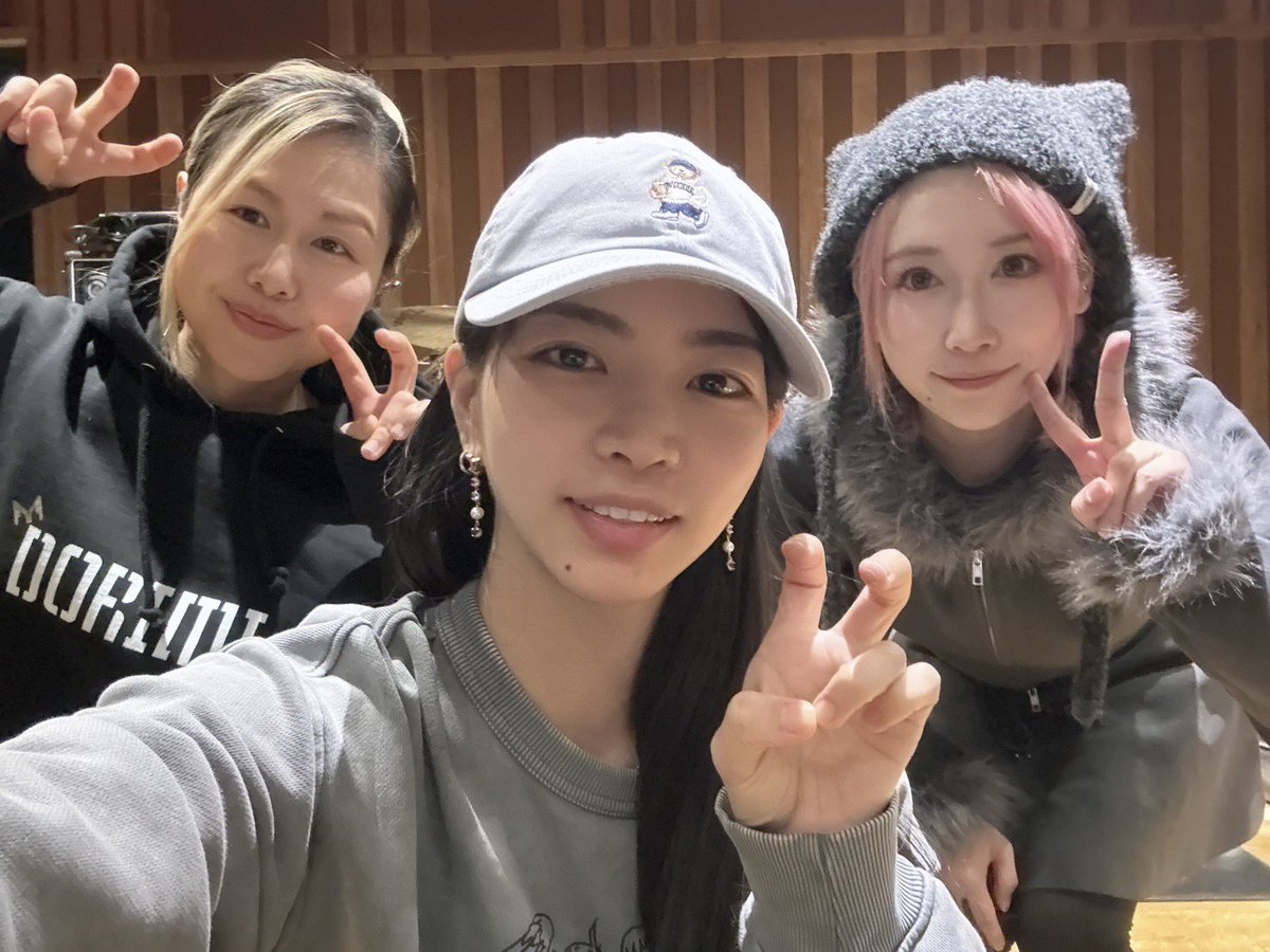 harupidrums's tweet photo. 今日は年内ラストのバイツリハでした🥁
そのあとはMidoriちゃん大村バンドのLIVE観に行ってきました🎶
大村孝佳さんと前田遊野さんと📸
#LOVEBITES https://t.co/SQ6Rc24J5P