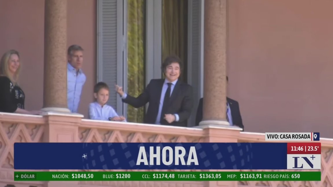 🚨 Milei con Martin Palermo en el balcón de Casa Rosada.

Revientan los polenteros riquelmistas.