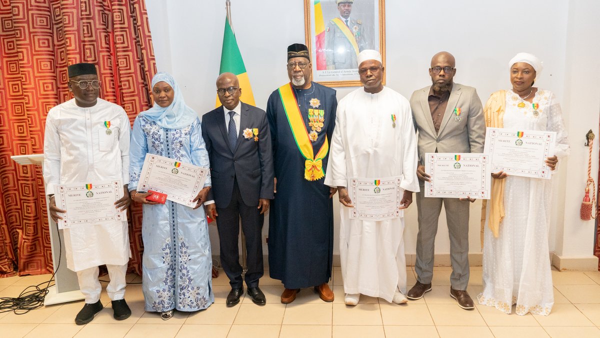 Bamako 26 décembre 2024: 8 agents du Bureau du Vérificateur Général ont été décorés par le Vérificateur Général et le Grand Chancelier des Ordres Nationaux :3 au grade de Chevalier de l'Ordre National et 5 médaillés de l’Etoile d’Argent du Mérite National avec Effigie «ABEILLE ».