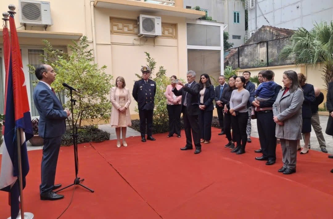 RPolancoF's tweet photo. En encuentro con el colectivo de nuestra misión estatal tras presentar cartas credenciales reiteramos que las especiales relaciones entre #Vietnam y #Cuba avanzan hacia una nueva etapa marcada por la cooperación integral, eficaz, sostenible y sustantiva.

https://t.co/9WpzgHm52X https://t.co/k493GT5L4H