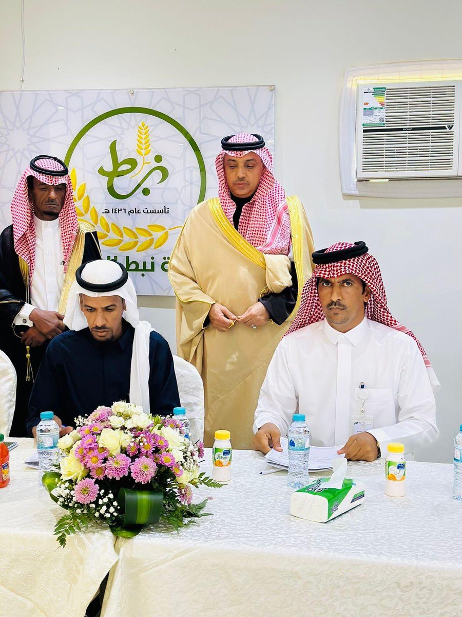 nabt694's tweet photo. على شرف سعادة محافظ محافظة ينبع الاستاذ سعد السحيمي تم تدشين  مشروع النقل الجامعي للطالبات بين  موسسة وقف عبدالرحمن الجميح  ويمثلها الاستاذ عثمان العلوني وجمعية نبط الخيريه يمثلها الاستاذ ماجد العلوني https://t.co/X9WJBPN56n