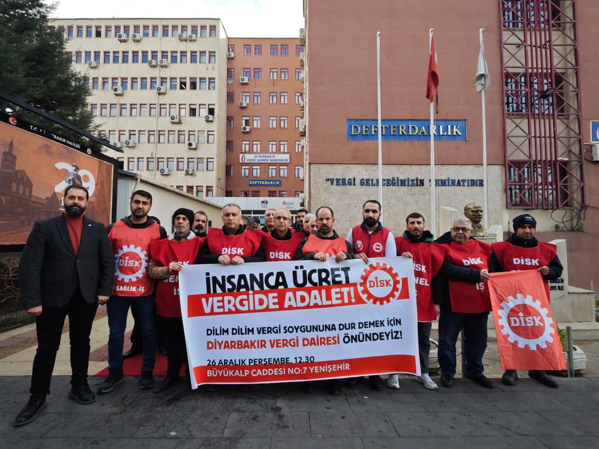 erogluhasan1's tweet photo. DİSK Diyarbakır Bölge Temsilciliği olarak Diyarbakır Vergi Dairesi önünden seslendik 
“GELİRDE ADALET VERGİDE ADALET “ https://t.co/OzX2glL9Ru