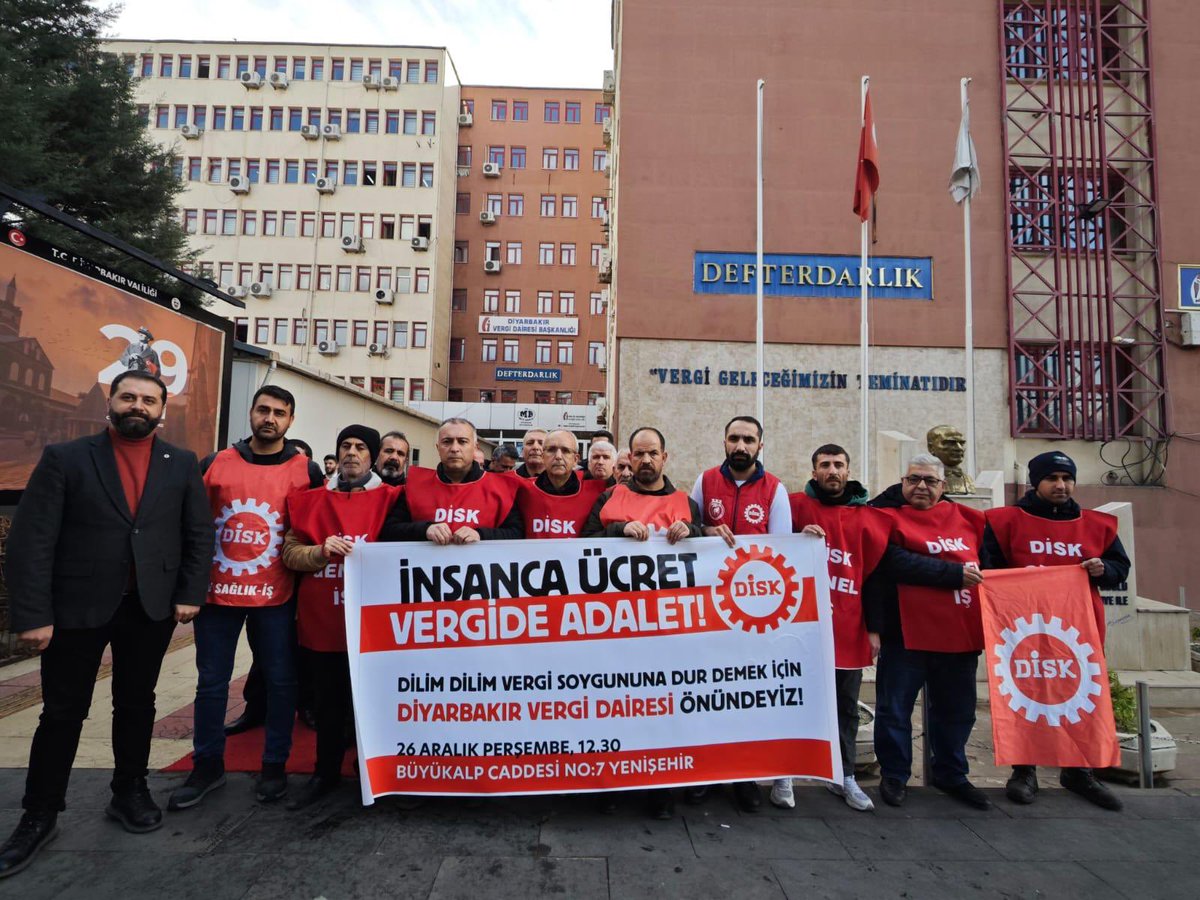 erogluhasan1's tweet photo. DİSK Diyarbakır Bölge Temsilciliği olarak Diyarbakır Vergi Dairesi önünden seslendik 
“GELİRDE ADALET VERGİDE ADALET “ https://t.co/OzX2glL9Ru