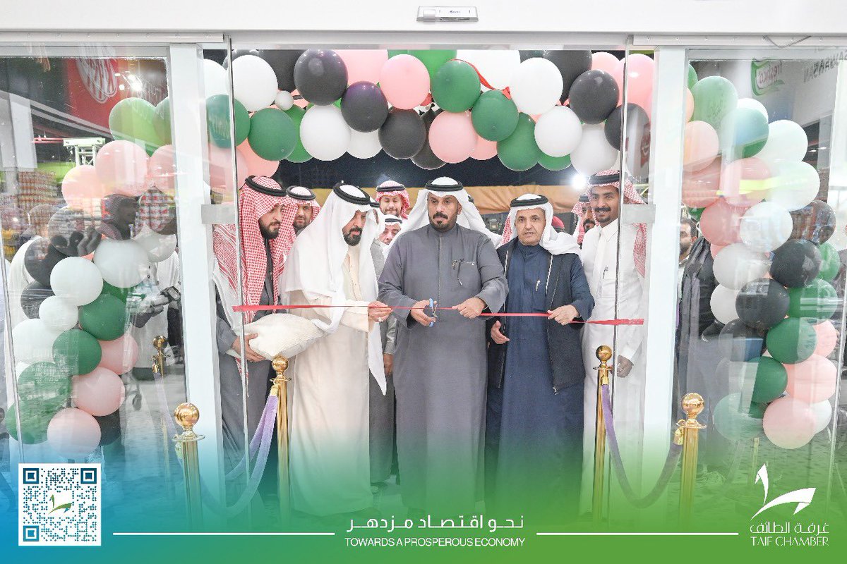 taifcci's tweet photo. رئيس #غرفة_الطائف غازي القثامي خلال افتتاحه احدى محلات القطاع التجاري بالطائف، والذي يأتي دعماً للمشاريع الجديدة والناشئة، ولكافة الاستثمارات بالطائف . https://t.co/3zuqQb8Ncq