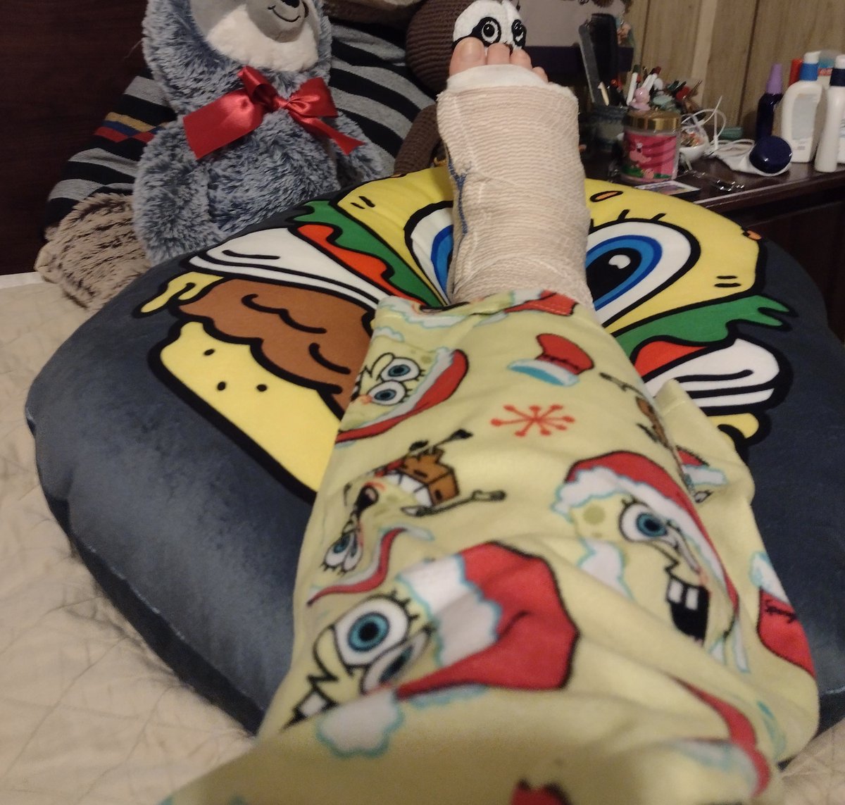 Muqrero's tweet photo. I NEED HELP! I broke my foot right before I was to start my new job &amp; bc of that I am completely uninsured and must pay ER + Ortho visits out of pocket. Since I now cant start my job, I have no income or insurance &amp; cant afford the over $6000 in medical bills. D0n@tion l!nk below https://t.co/HbNx5Av4vh