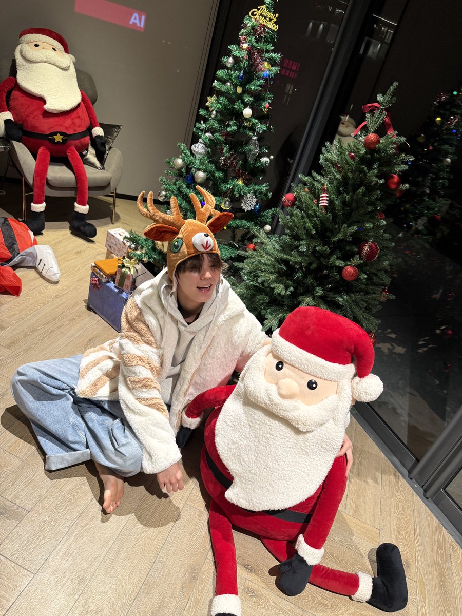 PKrittanun's tweet photo. Merry Christmas na kub❤️🎅🎄 https://t.co/tgRRXy7vcM
