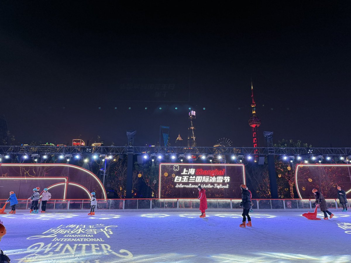 sawshanghai's tweet photo. ❄️Shanghai International Winter Festival 
ลานไอซ์สเก็ต บรรยากาศดีมากๆ สำหรับใครที่เล่นไม่เป็นเหมือนเรามีน้องโลมาให้เช่า 🐬 ตัวละ 50 หยวน พอถูๆไถๆไปได้ 🤣 เล่นเสร็จแล้วไปเดินเล่นที่ North Bund ต่อได้เลย 🥰 #รีวิวเซี่ยงไฮ้ #เซี่ยงไฮ้ https://t.co/cHa9gpFnlf