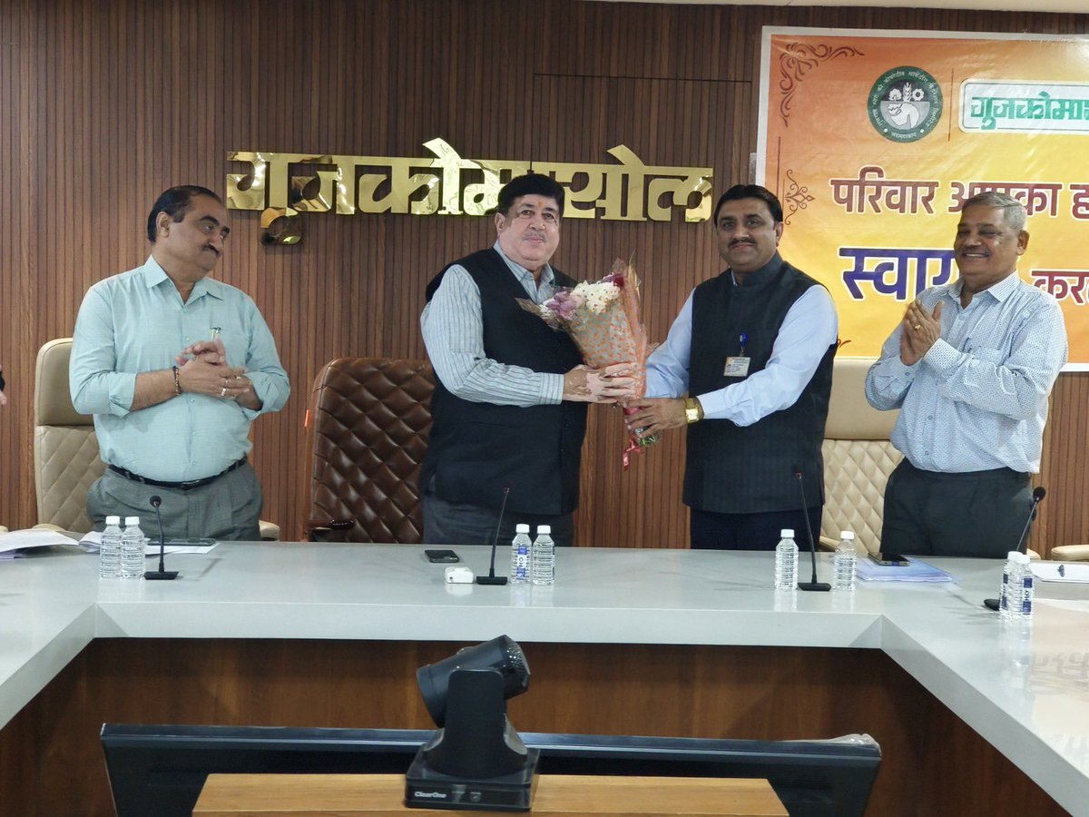 Dileep_Sanghani's tweet photo. गुजकोमासोल मुख्यालय, गांधीनगर में उर्वरक समीक्षा बैठक में GNFC के स्टेट मार्केटिंग मैनेजर भानुभाई पटेल को सेवानिवृत होने पर उनको स्वास्थ्यप्रद सुखद सेवानिवृत जीवन की शुभकामनाए दी. और नव नियुक्त स्टेट मार्केटिंग मैनेजर सुनिलभाई लाठीगरा का अभिवादन किया. https://t.co/CqtePtmsAt