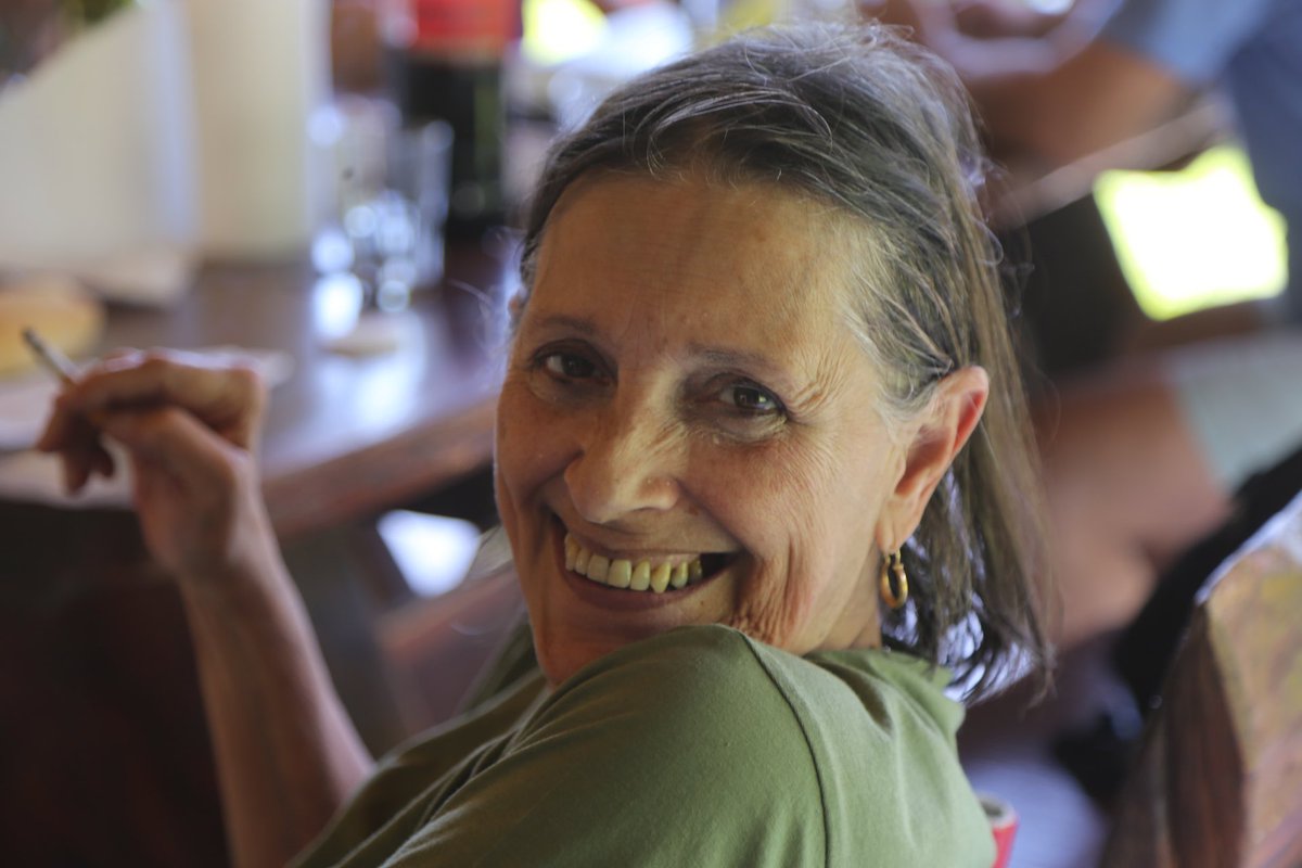 Ayer, en un acto de injusticia, la vida nos arrebató a Tata Pisarello. A la Tati para la familia. Militante política histórica del radicalismo y de los organismos de derechos humanos, defensora de la educación pública, la democracia y la igualdad. Una mujer única e imprescindible