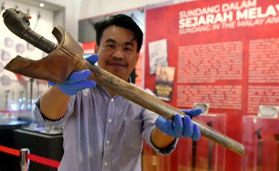 seaarch's tweet photo. Explore the sundang, a Bugis-inspired Malay sword symbolizing status and power, at Perak Museum’s exhibition until 31 December. #Malaysia #sundang
https://t.co/yy0oLaLaaU https://t.co/AxlqWLS8mY