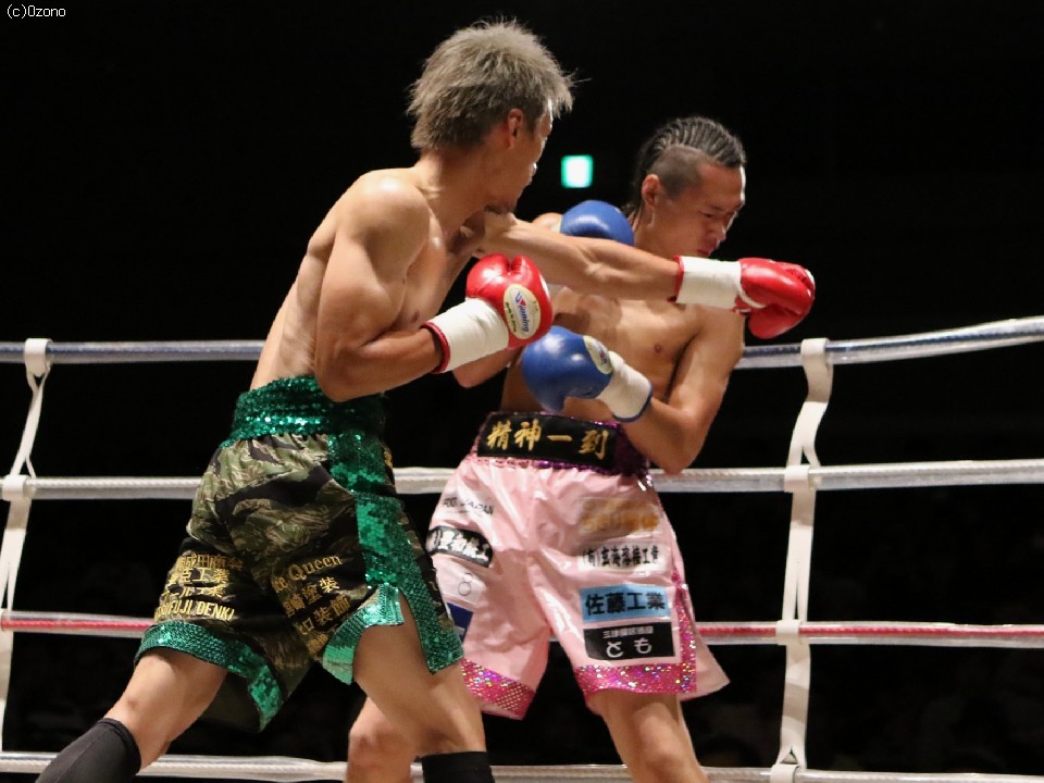 boxer1484's tweet photo. フォロワ���さんが、12月22日の試合会場で、たまたま僕が要るのを見つけて���ってくださいました😄
その中の1枚、黒グローブの脇田君の引退スパーリング、ワッキーとは階級が近く現役の時に良くスパーリングやりました🙂
そして、赤グローブの河村君とは、同会場で９年前に試合をしておりボッコボコにやられました🤣笑
2人の引退スパーリングのレフェリーを出来て良かったです。
河村君は先月に引退、2人とも長い間お疲れ様でした。
こちらの世界でお待ちしております😜笑
2.3.4枚目はボクモバさんから拝借しております😌
#ボクシング
#引退スパーリング
#戦友