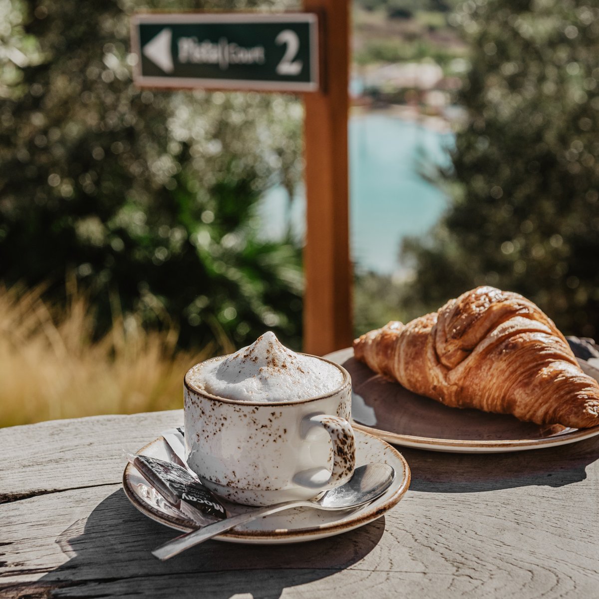 Haven’t tried breakfast at our Racquet yet? Start your day with a delicious breakfast in the sun, and if you’re up for it, enjoy a game of tennis or padel. It’s the perfect pairing!