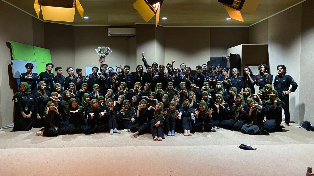 Foto terakhir bareng Arkatama. Terimakasih atas kerjasamanya satu tahun ini, all crew !