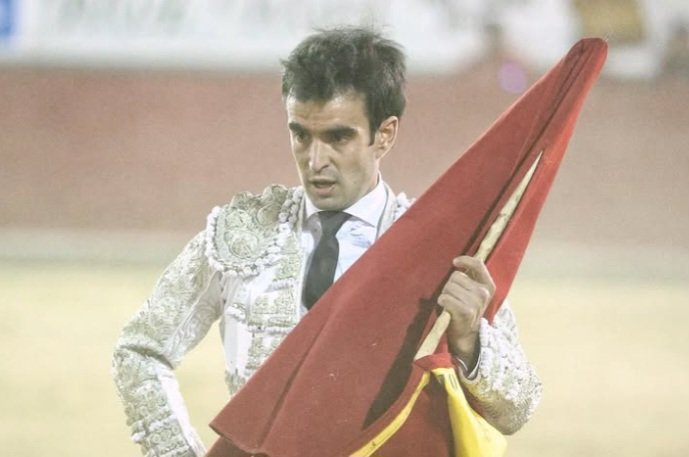 Jalpa 🇲🇽

"Don Pepe", 3° de la tarde, de la Punta, ofreció a cuentagotas. De salida no se prestó para el lucimiento. En la muleta permitió algún pasaje aislado por el pitón izquierdo. SILENCIO

El 6° no dio opción alguna al torero, que estuvo voluntarioso y muy por encima. PALMAS