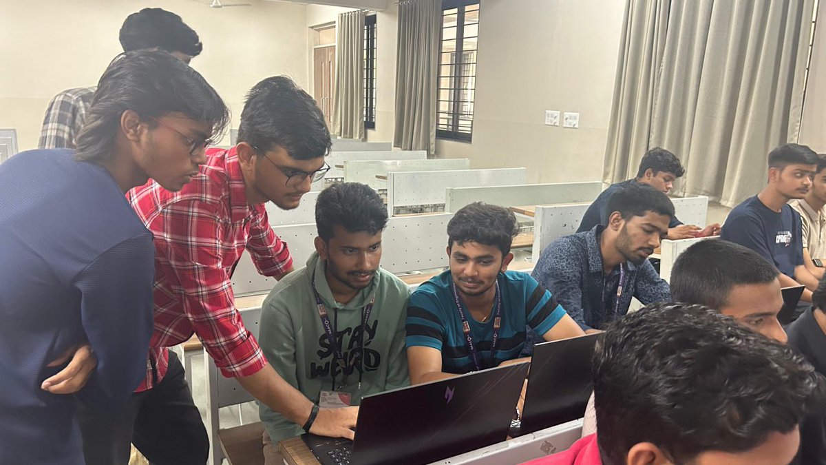 pu_dao_'s tweet image. 👩‍💻 Students explored blockchain tech hands-on 👩‍💻 From smart contracts to dApp development, they gained real-world skills to kickstart their Web3 journey #Web3Workshop #SkillUp