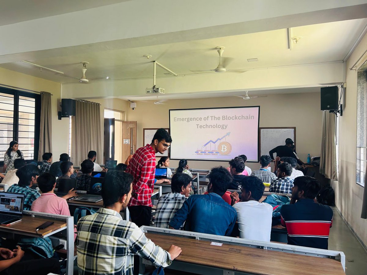 pu_dao_'s tweet image. 👩‍💻 Students explored blockchain tech hands-on 👩‍💻 From smart contracts to dApp development, they gained real-world skills to kickstart their Web3 journey #Web3Workshop #SkillUp