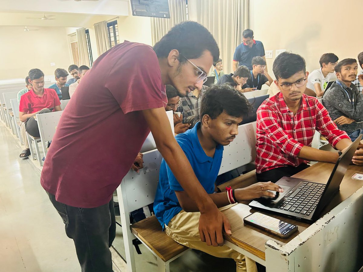 pu_dao_'s tweet image. 👩‍💻 Students explored blockchain tech hands-on 👩‍💻 From smart contracts to dApp development, they gained real-world skills to kickstart their Web3 journey #Web3Workshop #SkillUp