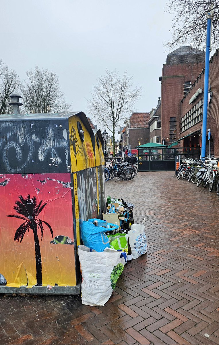 EricRoeske's tweet photo. De glasbakken zijn vol, dus zetten we 't ernaast #Galbakken #WegIsWeg #Beschaving2024 Terwijl we hier toch bij het #LedigErf zijn... 🌲🎅 https://t.co/q6nZp99ZIv