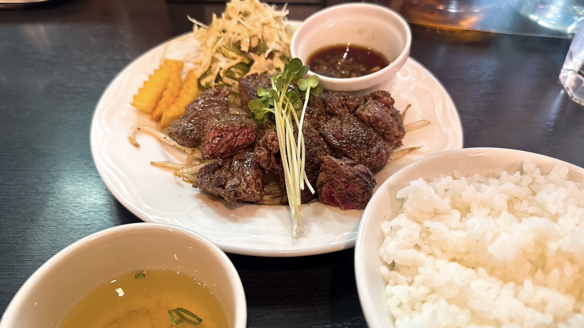 ore_meshi29's tweet photo. 渋谷のステーキランチなら『ガーリックステーキ Bullajo』がマジ推せる。肉がとにかく柔らかくて、めちゃガーリックでご飯大盛り無料。安いメニューは130g1,300円～。昼からニンニク×肉をキメたい人はぜひ… https://t.co/nfPsToAVMH