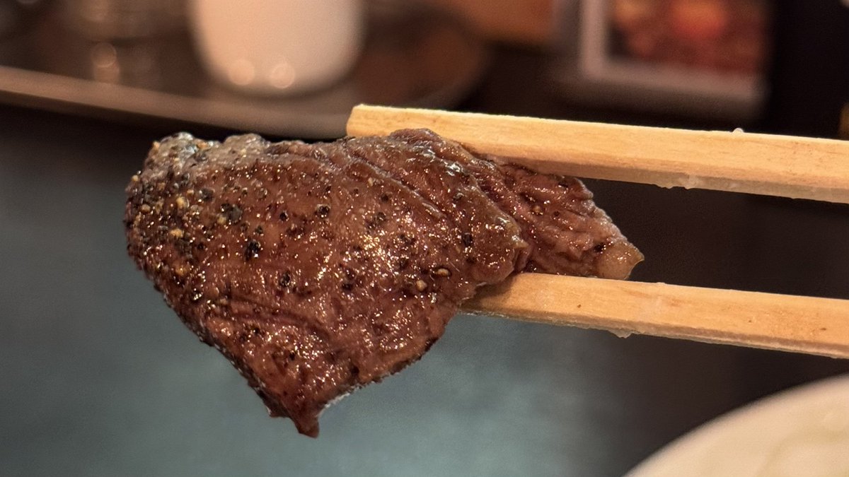 ore_meshi29's tweet photo. 渋谷のステーキランチなら『ガーリックステーキ Bullajo』がマジ推せる。肉がとにかく柔らかくて、めちゃガーリックでご飯大盛り無料。安いメニューは130g1,300円～。昼からニンニク×肉をキメたい人はぜひ… https://t.co/nfPsToAVMH