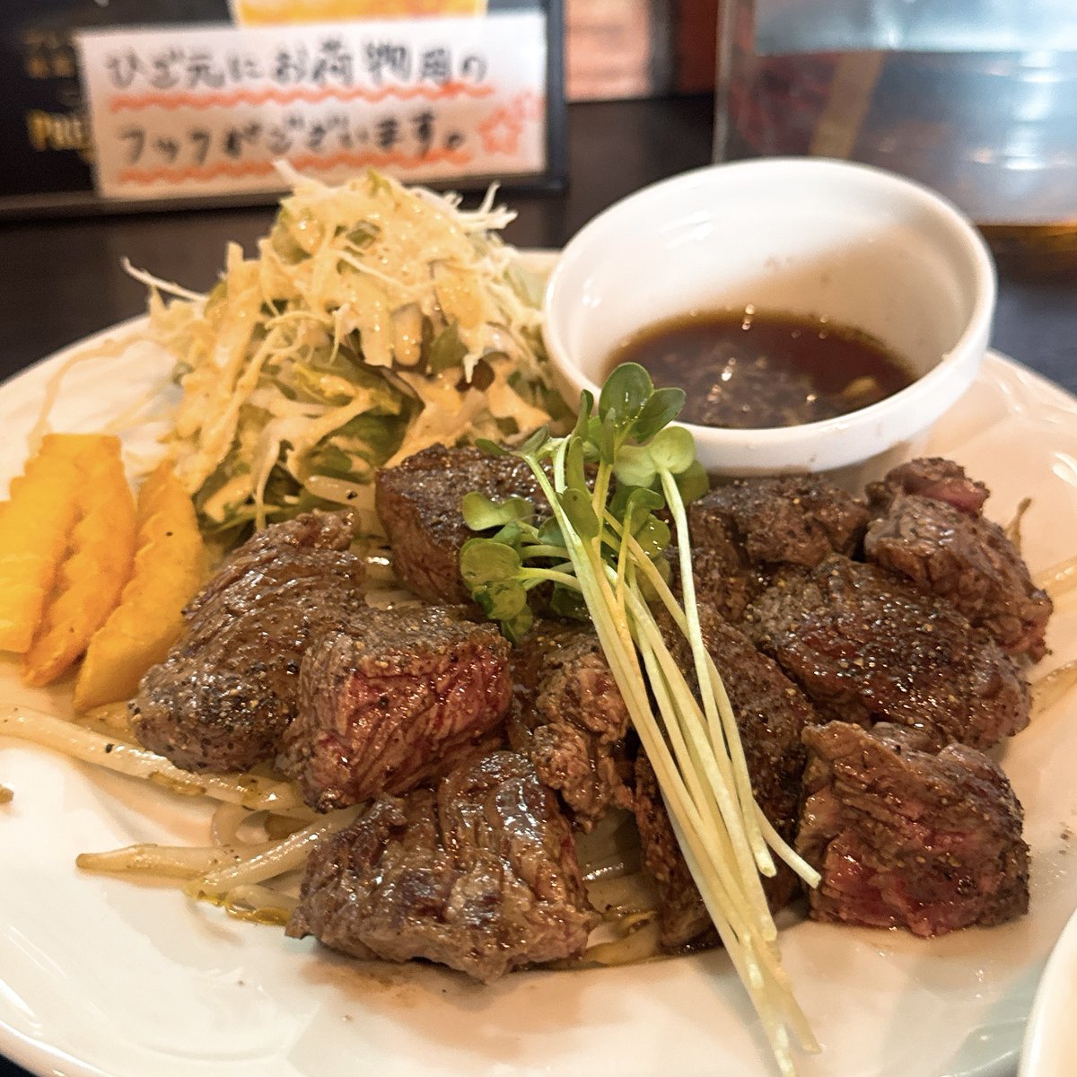 ore_meshi29's tweet photo. 渋谷のステーキランチなら『ガーリックステーキ Bullajo』がマジ推せる。肉がとにかく柔らかくて、めちゃガーリックでご飯大盛り無料。安いメニューは130g1,300円～。昼からニンニク×肉をキメたい人はぜひ… https://t.co/nfPsToAVMH