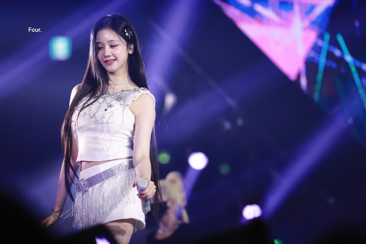 Roseritalu's tweet image. 241225–SBS👸🏻
Walking like a boss～

©挞杀四方
#PHARITA #BABYMONSTER 
#파리타 #베이비몬스터