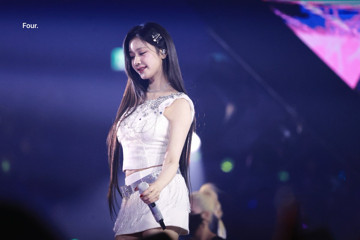 Roseritalu's tweet image. 241225–SBS👸🏻
Walking like a boss～

©挞杀四方
#PHARITA #BABYMONSTER 
#파리타 #베이비몬스터