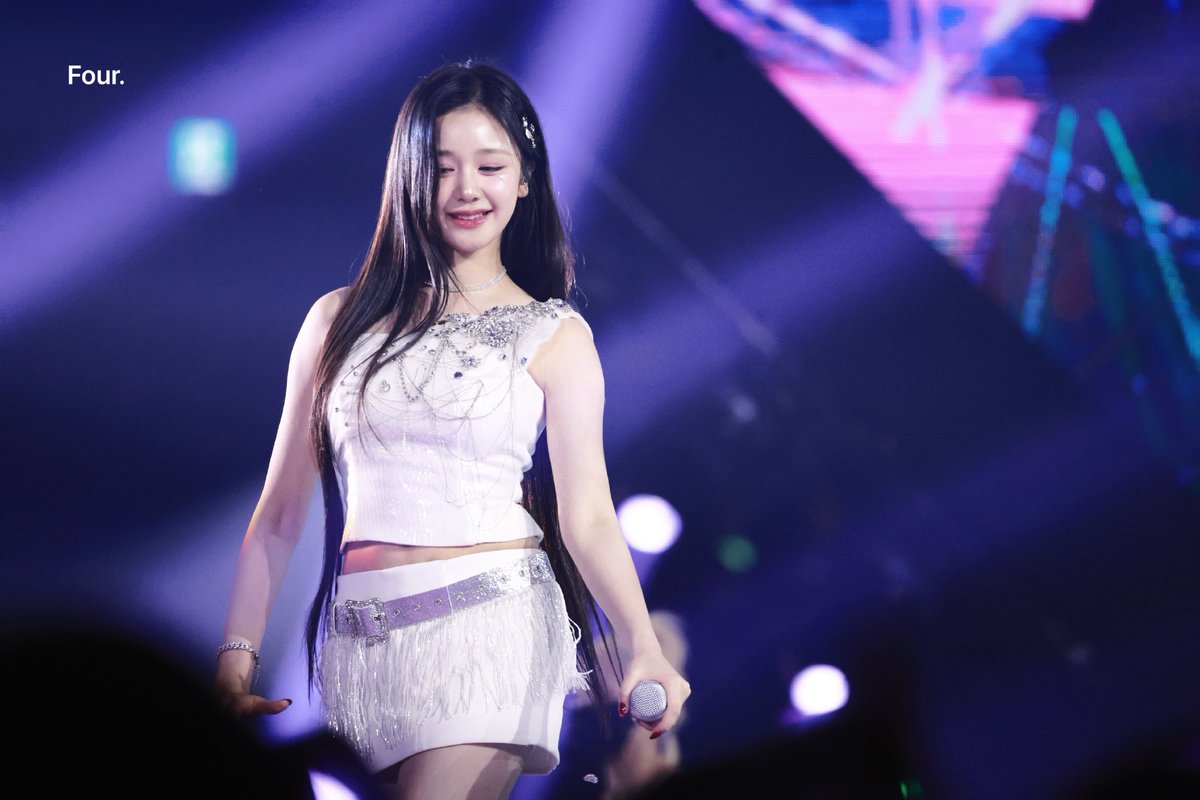 Roseritalu's tweet image. 241225–SBS👸🏻
Walking like a boss～

©挞杀四方
#PHARITA #BABYMONSTER 
#파리타 #베이비몬스터