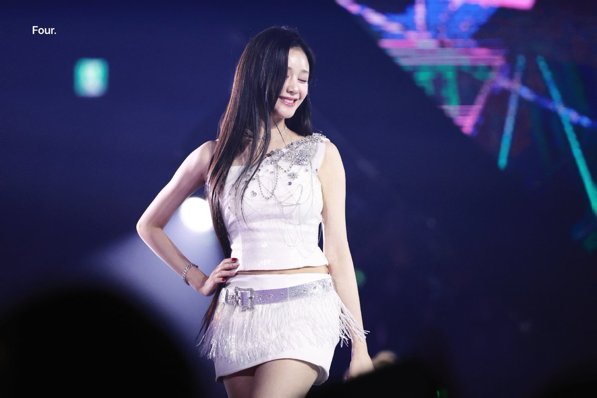 Roseritalu's tweet image. 241225–SBS👸🏻
Walking like a boss～

©挞杀四方
#PHARITA #BABYMONSTER 
#파리타 #베이비몬스터