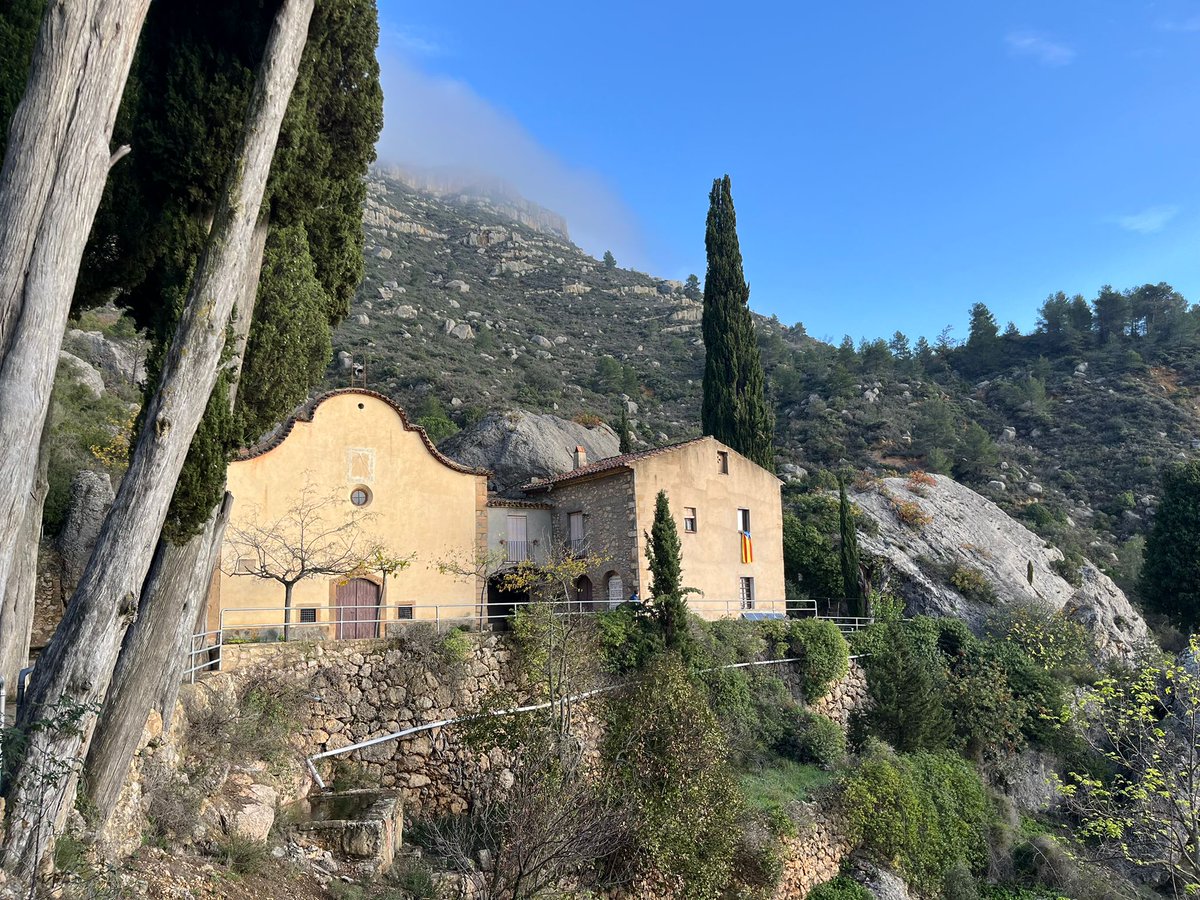 joanicxenx's tweet image. A les 16, per digerir els canalons, podeu sintonitzar a @CatalunyaRadio un especial d'1h  del "No cal anar a Suïssa" sobre el Montsant. L'equip de sempre, amb en @Gelopezfageda al capdavant, us porta la muntanya a casa a través de la ràdio! Rutes, info i... la gran Montserrat!