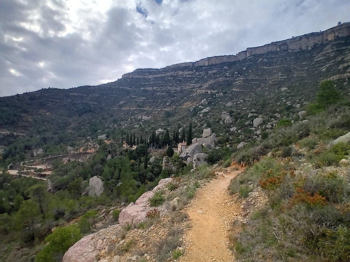 joanicxenx's tweet image. A les 16, per digerir els canalons, podeu sintonitzar a @CatalunyaRadio un especial d'1h  del "No cal anar a Suïssa" sobre el Montsant. L'equip de sempre, amb en @Gelopezfageda al capdavant, us porta la muntanya a casa a través de la ràdio! Rutes, info i... la gran Montserrat!