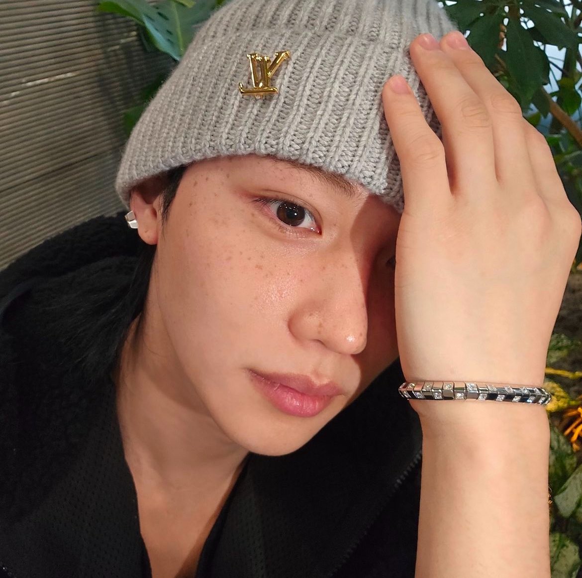 BinkieForFelix's tweet photo. Giving a 27K bracelet as a Christmas gift is crazy actually??!!!! https://t.co/prshoI7kJH