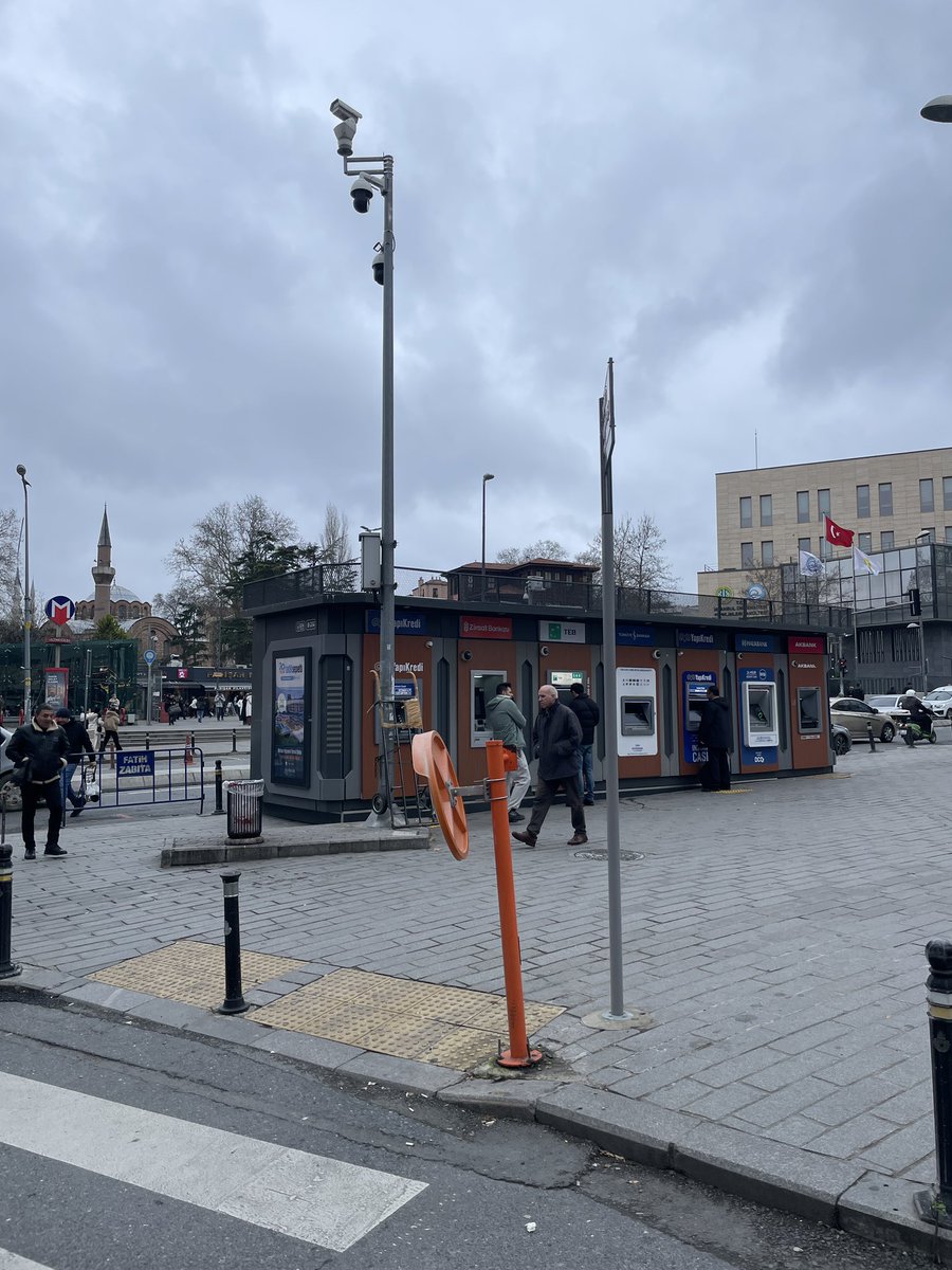 Tarihi meydanlar ATM'lerin işgalinde. Dünyada hiçbir kent kamusal alanlarını bu kadar ATM ile doldurmaz.
 <a href="/IbbMiras/">İBB Miras</a> <a href="/istanbulbld/">İstanbul Büyükşehir Belediyesi</a> <a href="/IBBcozummerkezi/">İBB Çözüm Merkezi</a>