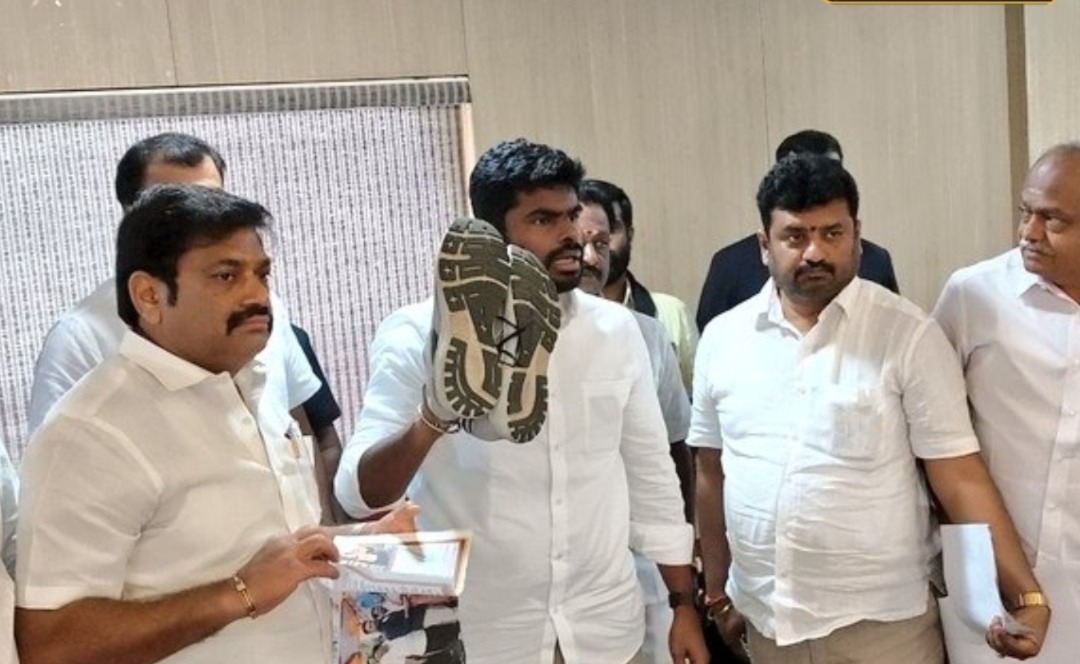 அண்ணாமலை லண்டன் சென்றுவந்த பிறகு என்ன ஆனது என்று தெரியவில்லை - விசிக தலைவர் திருமாவளவன்

காந்தி கூட இதுப்போன்ற போராட்டத்தை கையில் எடுத்ததில்லை-<a href="/thirumaofficial/">Thol. Thirumavalavan</a> #vck #AnnaUniversity #annamalai #bjp