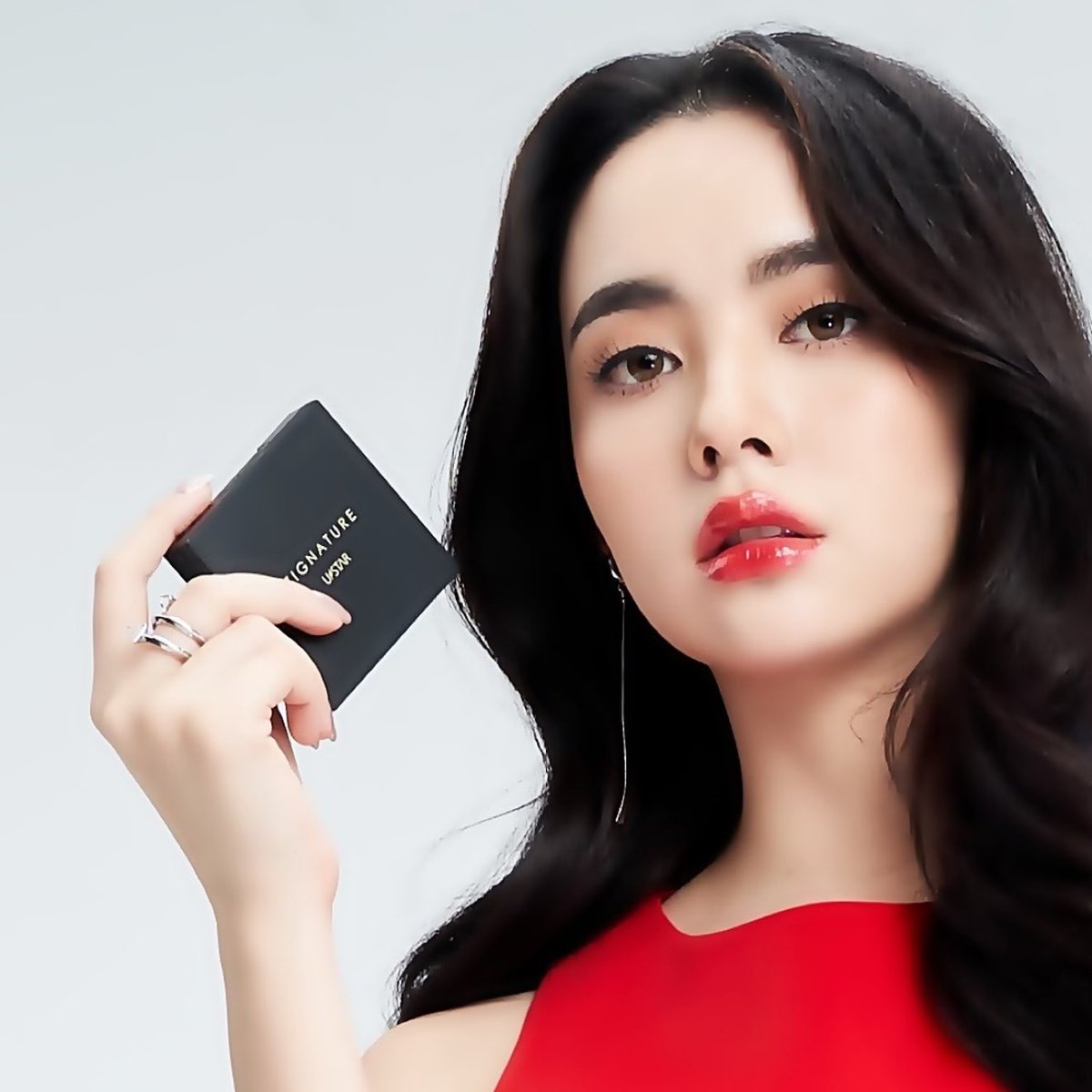 Nangfah3Salung's tweet photo. 🎀USTAR ZIGNATURE MAXX COVER COMPACT FOUNDATION SPF 35PA+++
แป้งผสมรองพื้น ผิวแมทท์ ปกปิด ลดและควบคุมความมัน
ช่วยล็อคความชุ่มชื้นให้ผิวหน้า ป้องกันได้ทั้งแสงแดด
UV Rays & Pollution & Blue Light หน้าไม่ดรอประหว่างวัน #แป้งมุกดา #ustar #มุกดานรินทร์รักษ์ https://t.co/h4IFm7wPKi
