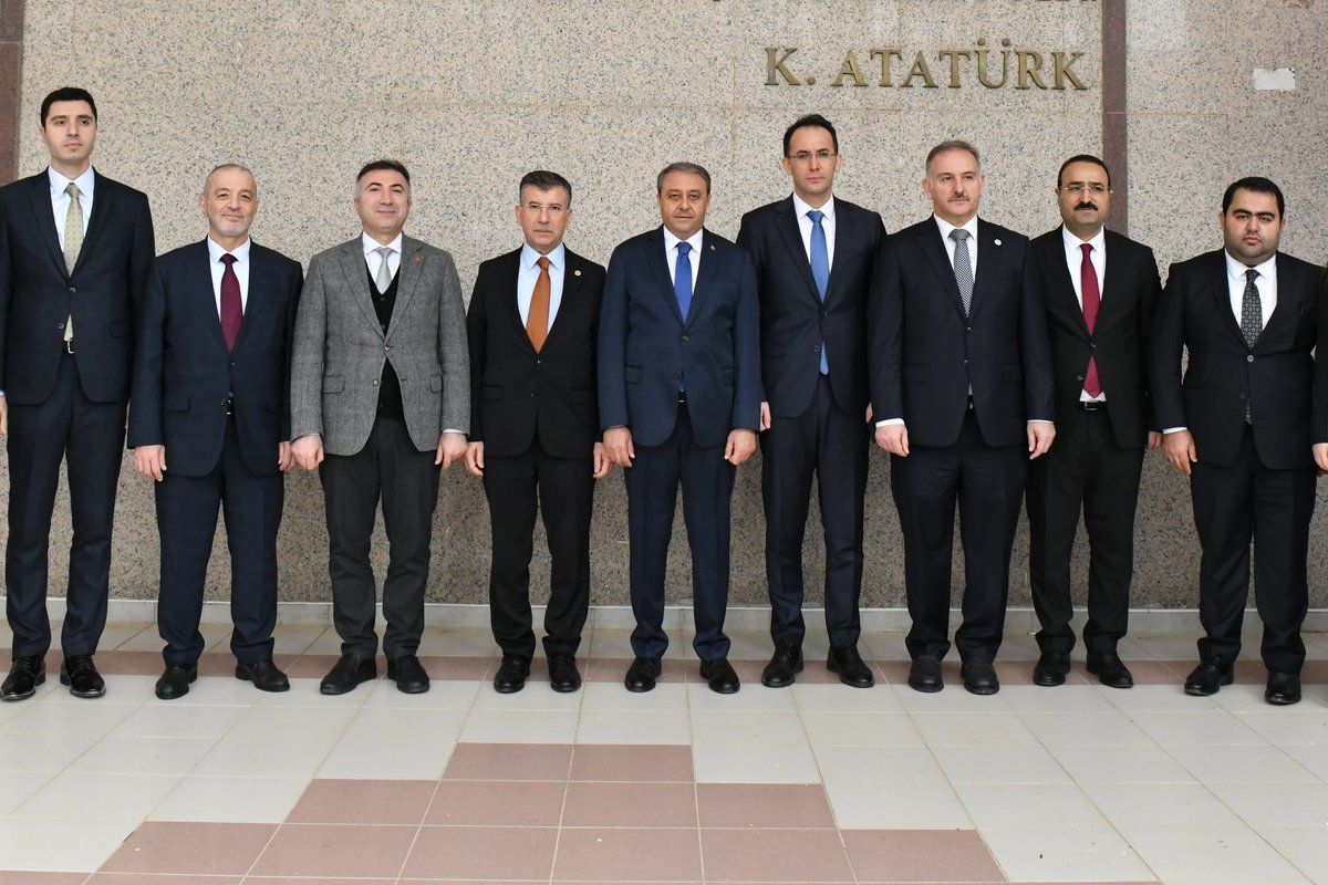 🔵 Cumhurbaşkanlığı İnsan Kaynakları Ofisi koordinasyonunda, 
Harran Üniversitesi 
ev sahipliğinde düzenlenen Güneydoğu Kariyer Furı Açılış Programına katıldık. 

🟡 Stantları ziyaret ettiğimiz Fuar alanında çok sayıda gencimizle sohbet etme imkanı bulduk. 

🟠 Öğrencilerimizle