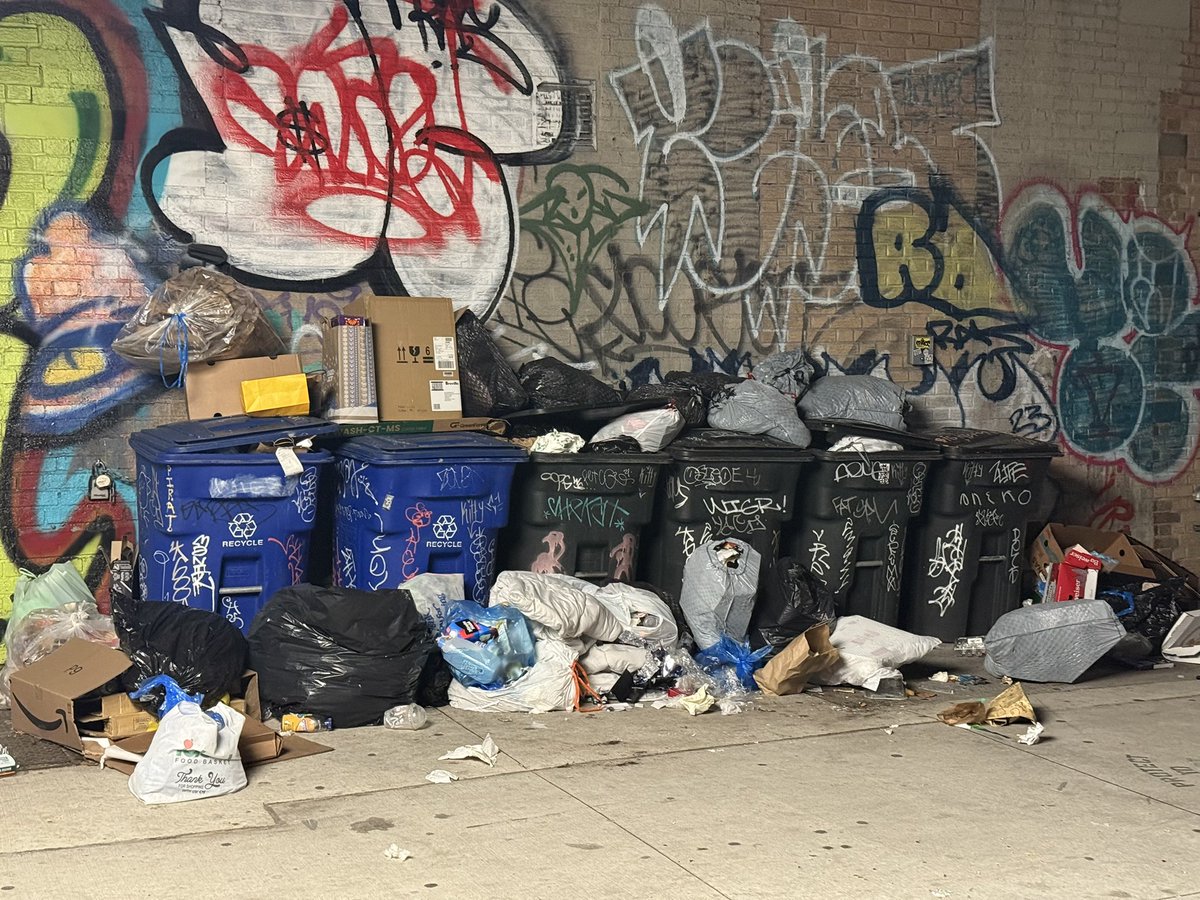 wb_bklyn's tweet photo. @NYCSanitation @NYCMayor  
90 Bushwick Ave in Brooklyn.  Landlord has not put out the garbage to the curb in a week.  Landlord doesn’t care about summonses.  #slumlord #nycgarbage https://t.co/VNvfG8nkBA