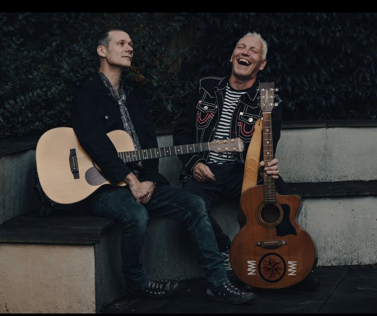 martindkennedy's tweet photo. Me suggesting to Tony that we also swap guitar parts for our all request show on Saturday 🤘🏻🎸
���� Photo credit @Katevcarpenter
#nakedwithoutit #allrequestshow #saturday #guitarist https://t.co/lnSH5OSfUh