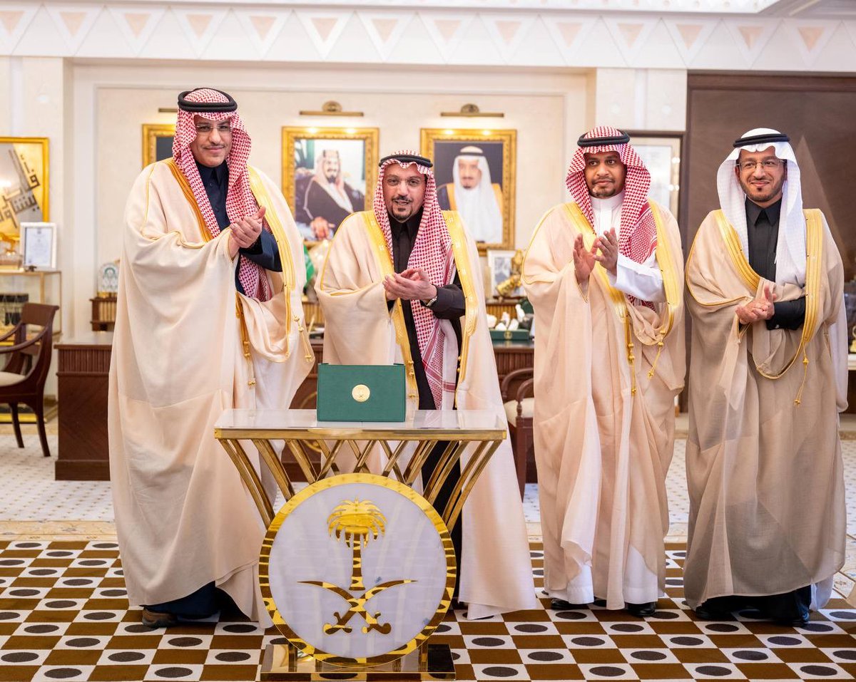 EmarahAlQassim's tweet photo. بارك سموه انطلاقة هذا البرنامج النوعي، الذي يسهم في تحقيق نقلة نوعية في دعم العملية التعليمية من خلال تمكين منظمات القطاع غير الربحي من أداء دورها التنموي في منظومة التعليم والتدريب..

سمو #أمير_منطقة_القصيم بحضور مساعد وزير التعليم للتعليم الخاص والإستثمار ، يطلق مبادرة برنامج التعليم التنموي .