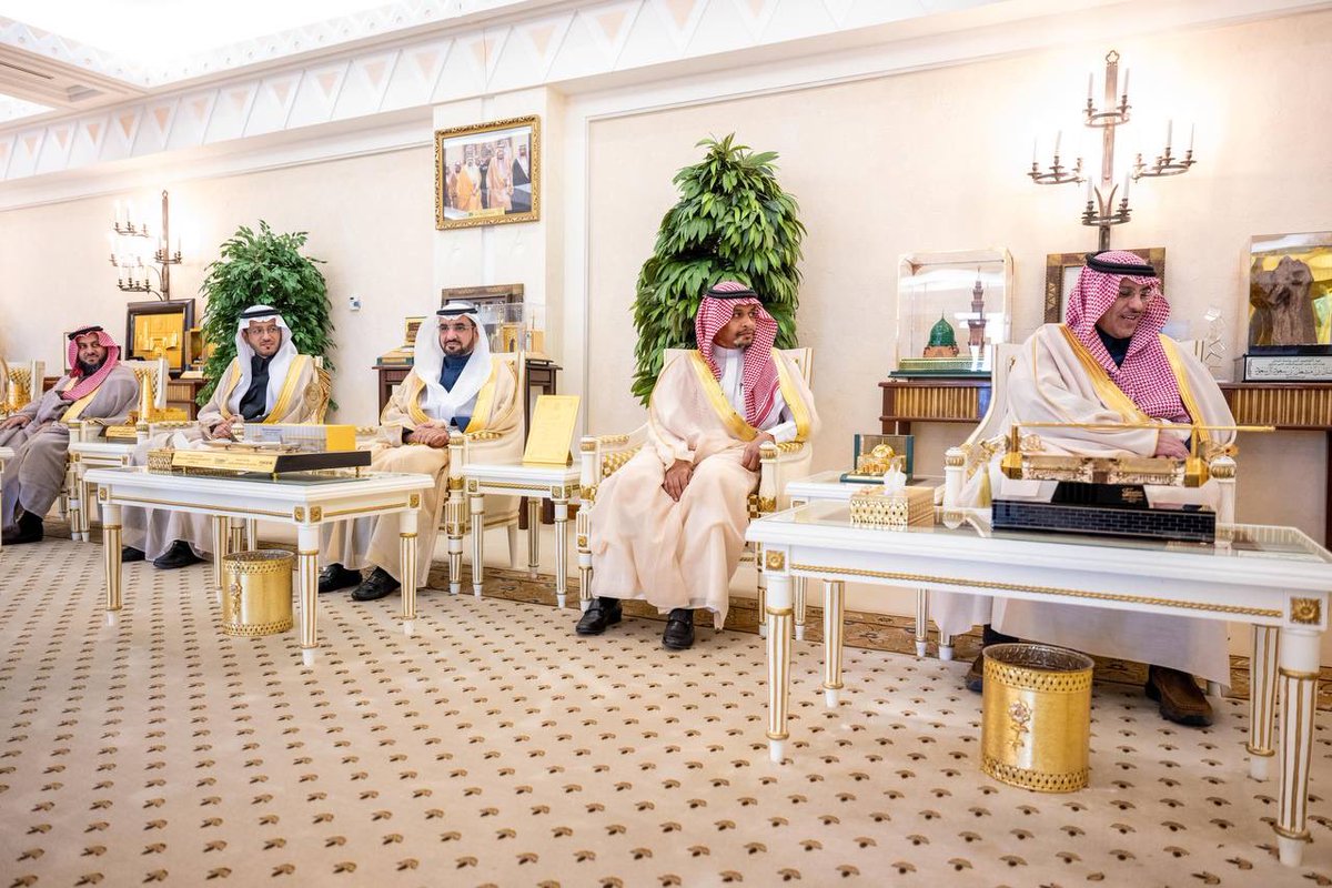 EmarahAlQassim's tweet photo. بارك سموه انطلاقة هذا البرنامج النوعي، الذي يسهم في تحقيق نقلة نوعية في دعم العملية التعليمية من خلال تمكين منظمات القطاع غير الربحي من أداء دورها التنموي في منظومة التعليم والتدريب..

سمو #أمير_منطقة_القصيم بحضور مساعد وزير التعليم للتعليم الخاص والإستثمار ، يطلق مبادرة برنامج التعليم التنموي .