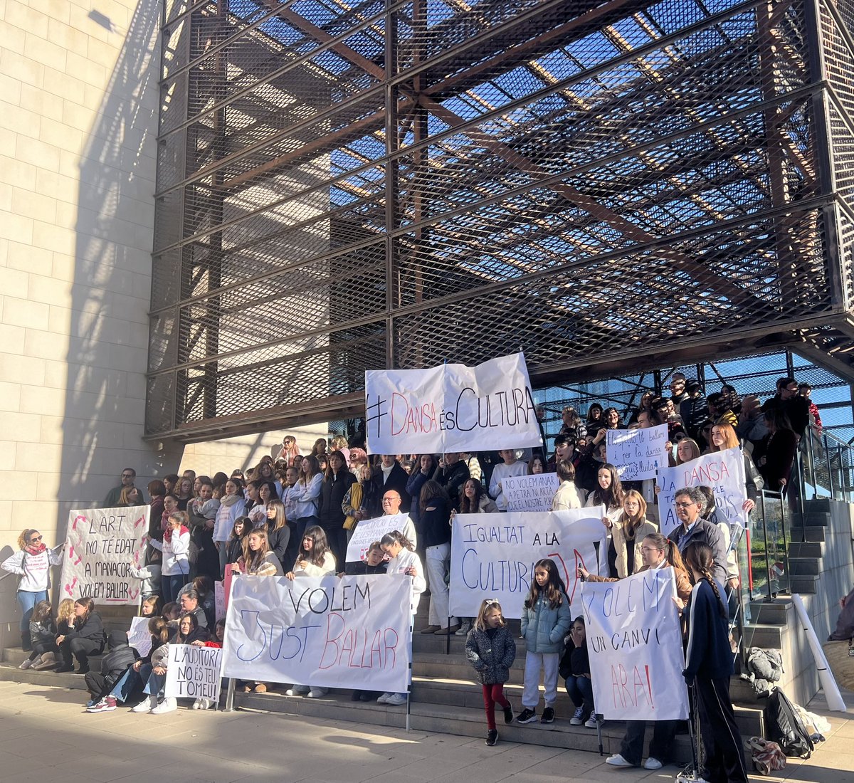 psoemanacor's tweet image. 🩰🤝🏻 Sempre al costat de la dansa.

❤️✨ Avui hem assistit a la concentració silenciosa en suport de la dansa. Apostam per un municipi amb espais culturals oberts i accessibles per a tothom.

#Dansa
#Manacor
#OrgullDePoble