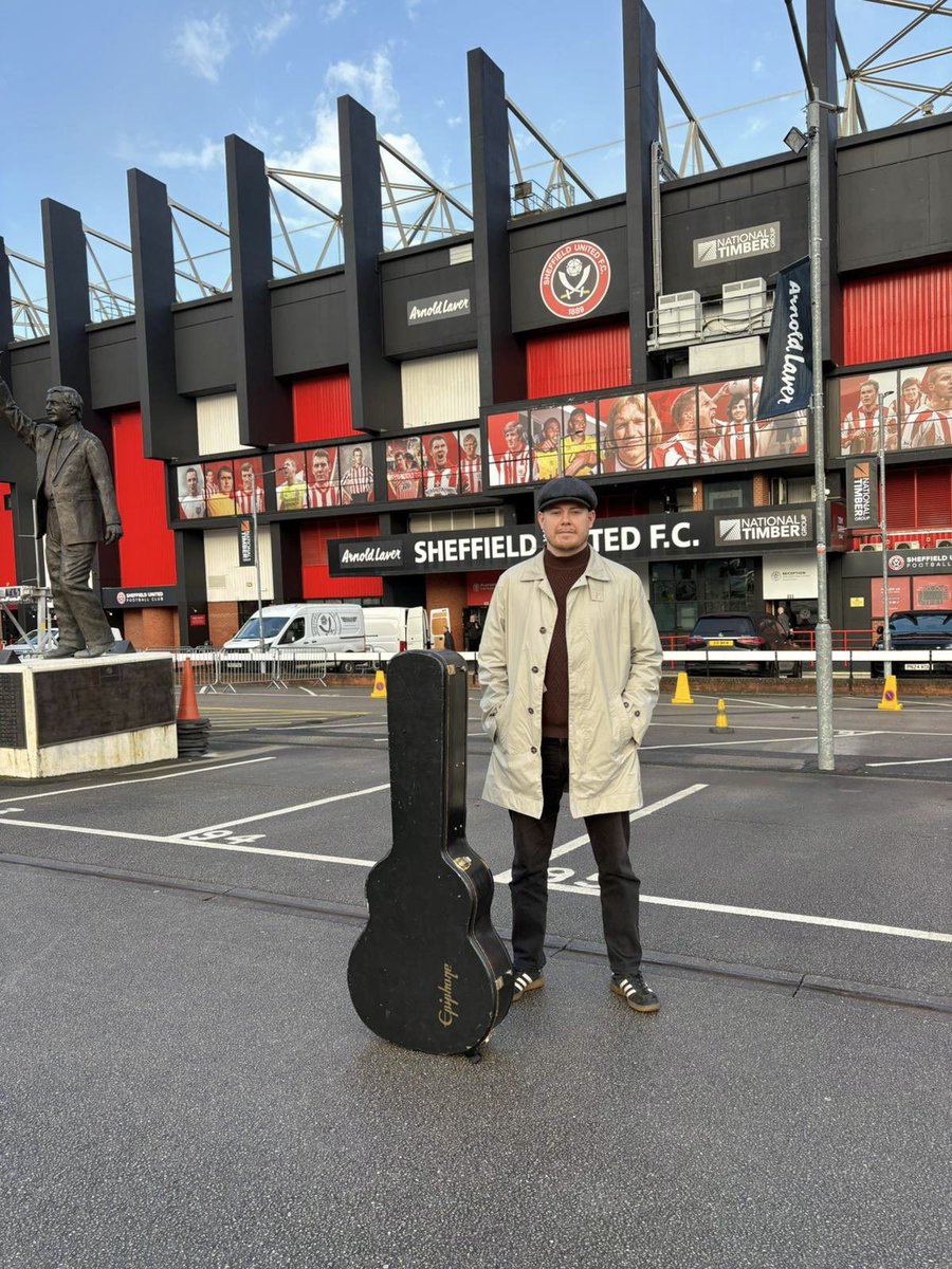 Todays office. Time for my first football ground gig. Big thank you to <a href="/SheffieldUnited/">Sheffield United</a> for having me ❤️⚔️

<a href="/KyckerMusic/">KYCKER</a> 

📷 - <a href="/JoshHorses/">Josh</a> / <a href="/pjridders/">phil ridley</a>