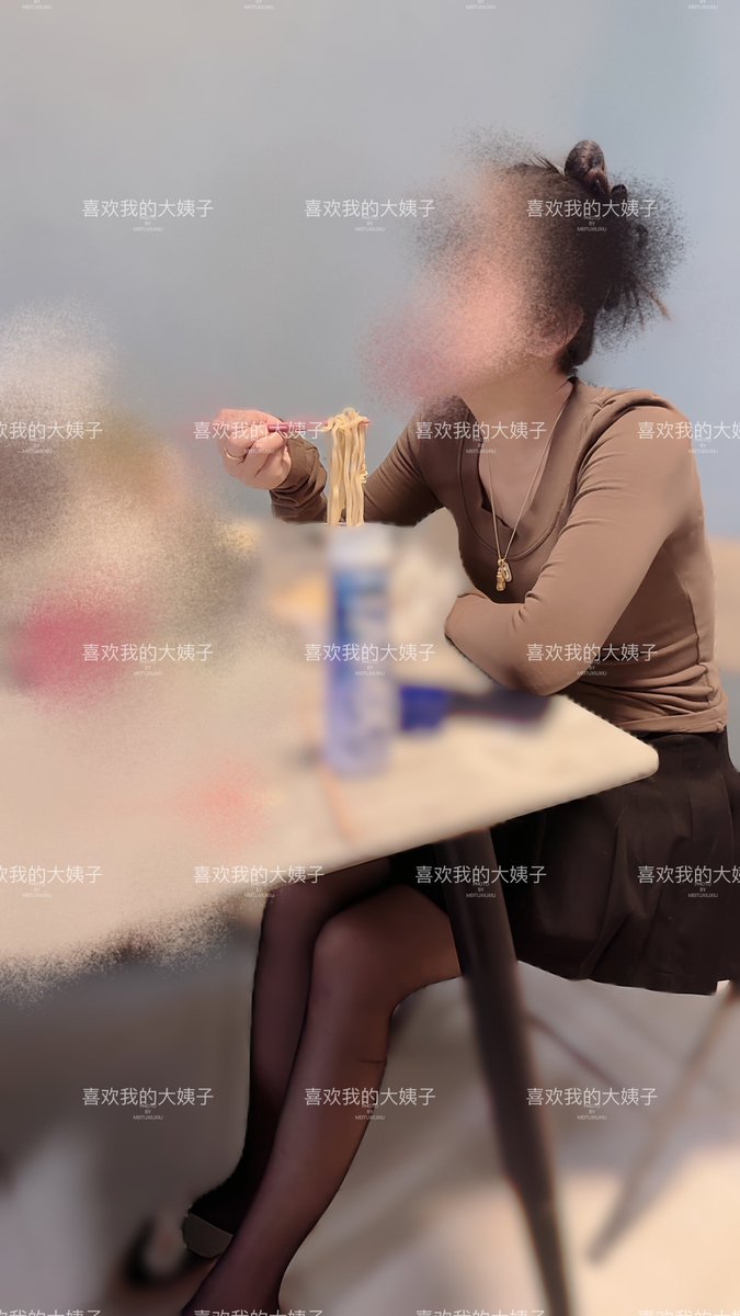 12月26号，晚上好兄弟们，我有点感冒了，不太舒服，晚上没吃饭
大姐要减肥也没吃，老婆自己吃了点面条
然后大姐说，对老婆说的，我昨天坐你身上的时候我胖不胖，老婆说不胖 https://t.co/uYlazll66X