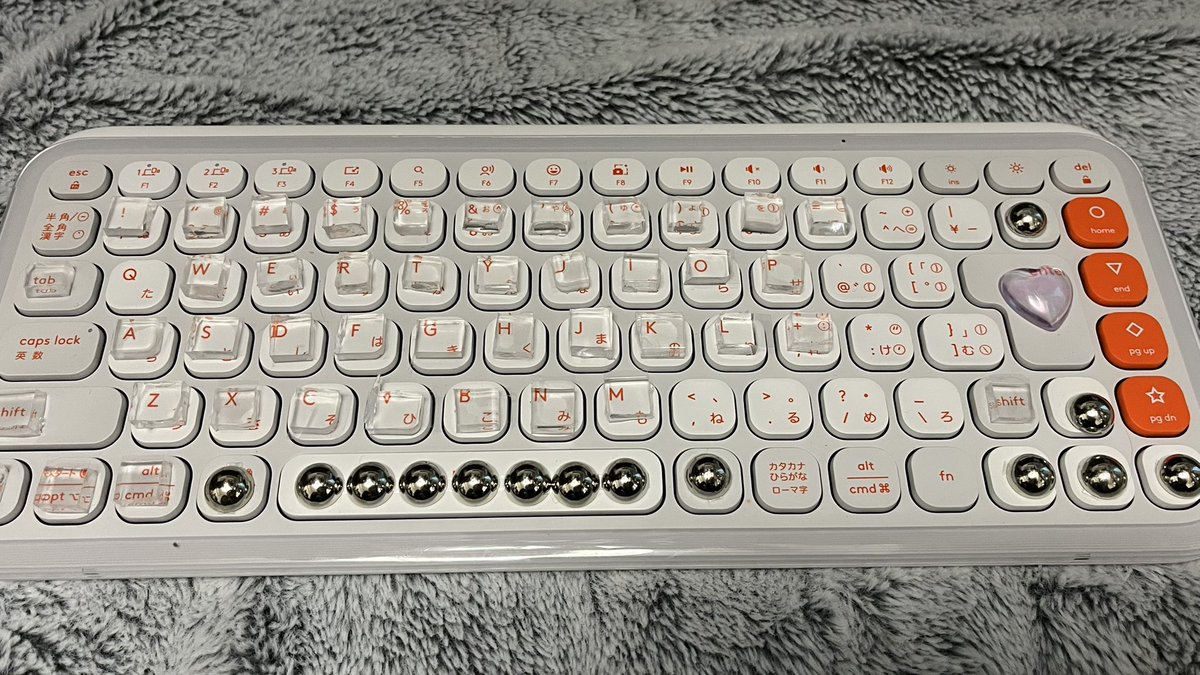 新調したキーボード。ネイルが長いので打ちやすいように高さ出しを